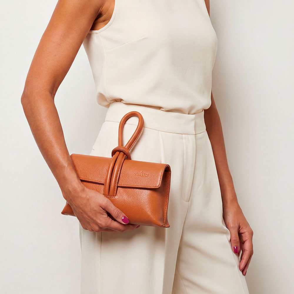 Borsa Clutch a Mano con Tracolla VIAVERDI in Pelle color Cuoio Made in Italy linea Castiglione