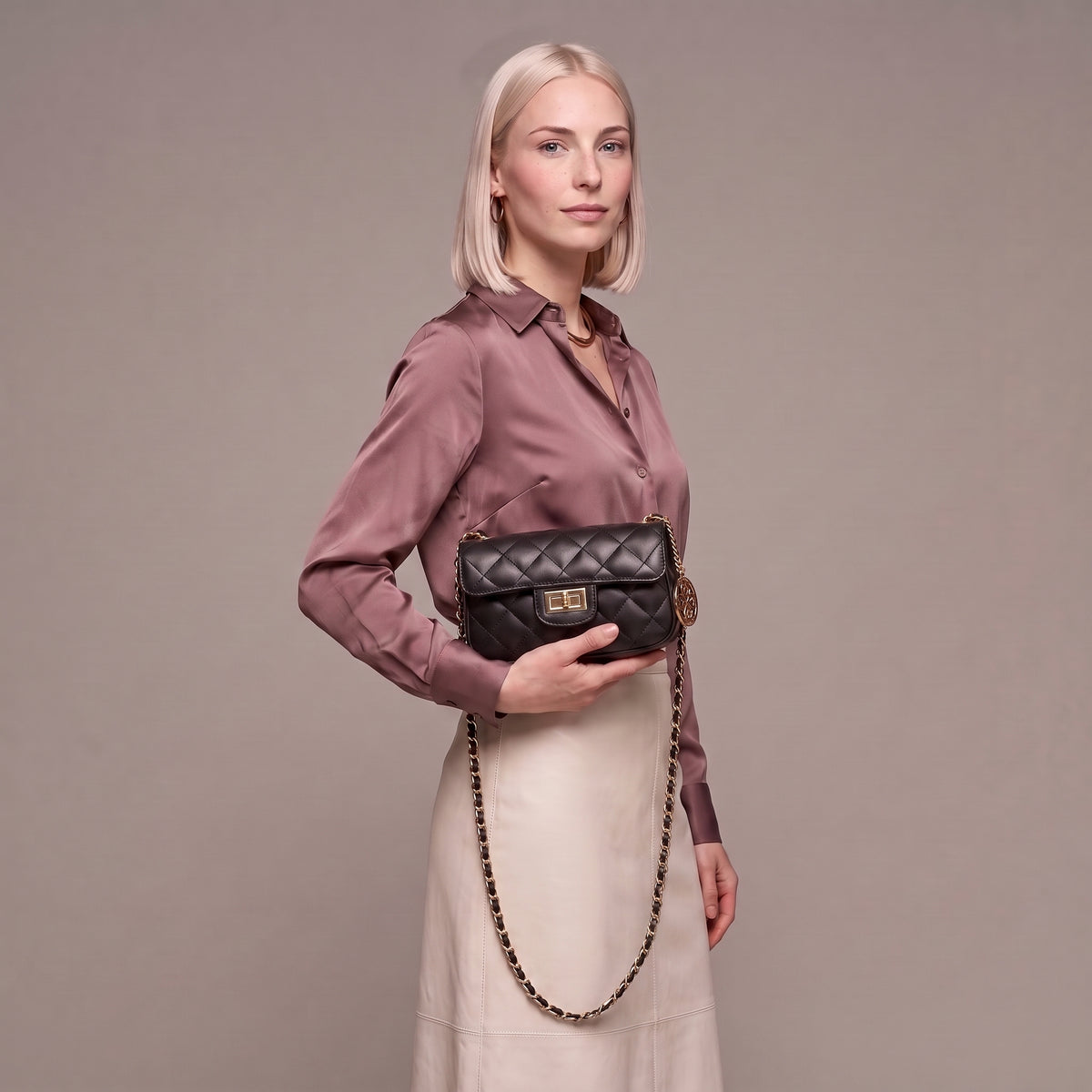 Bolso de hombro pequeño de piel marrón oscuro matelassé ViaVerdi, Made in Italy – línea Saturnia