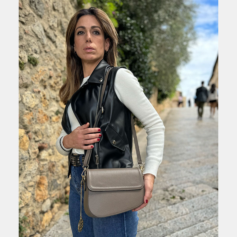 VIAVERDI Shoulder Bag with Strap in Black Leather Made in Italy San Gimignano line