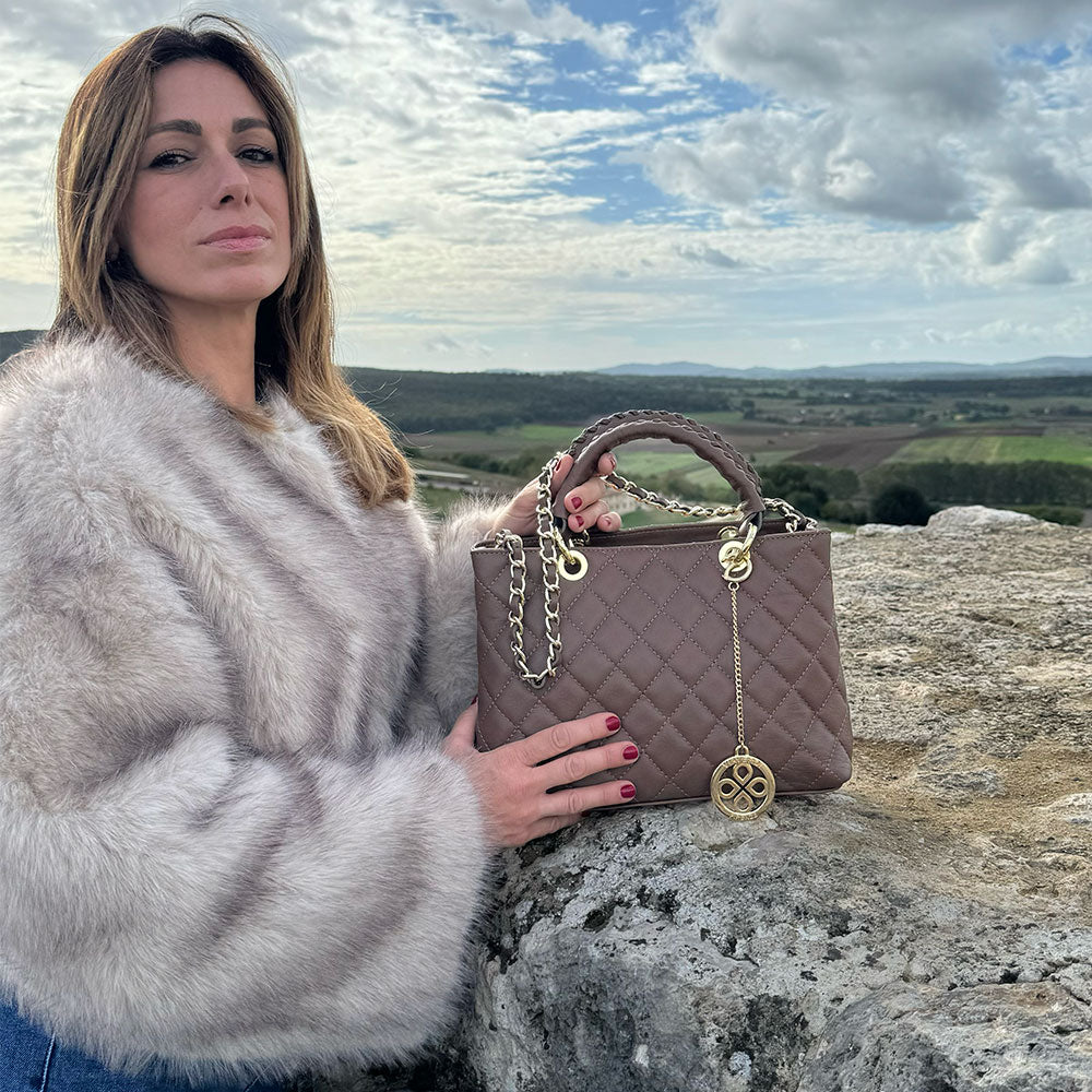 Borsa a Mano con Tracolla VIAVERDI in Pelle Taupe Matelassè Made in Italy linea Saturnia