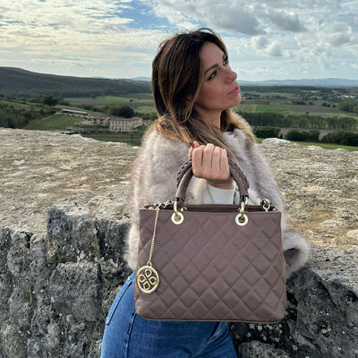 Borsa a Mano con Tracolla VIAVERDI in Pelle Taupe Matelassè Made in Italy linea Saturnia