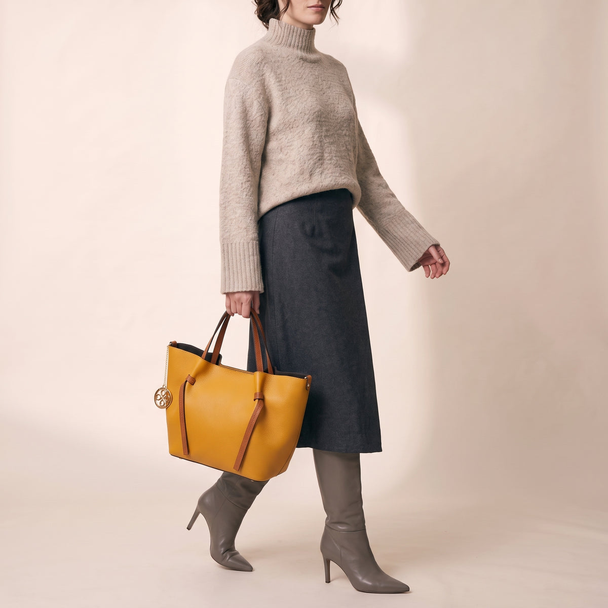 Bolso de mano de piel mostaza y marrón con bandolera ViaVerdi, Made in Italy – línea Certaldo