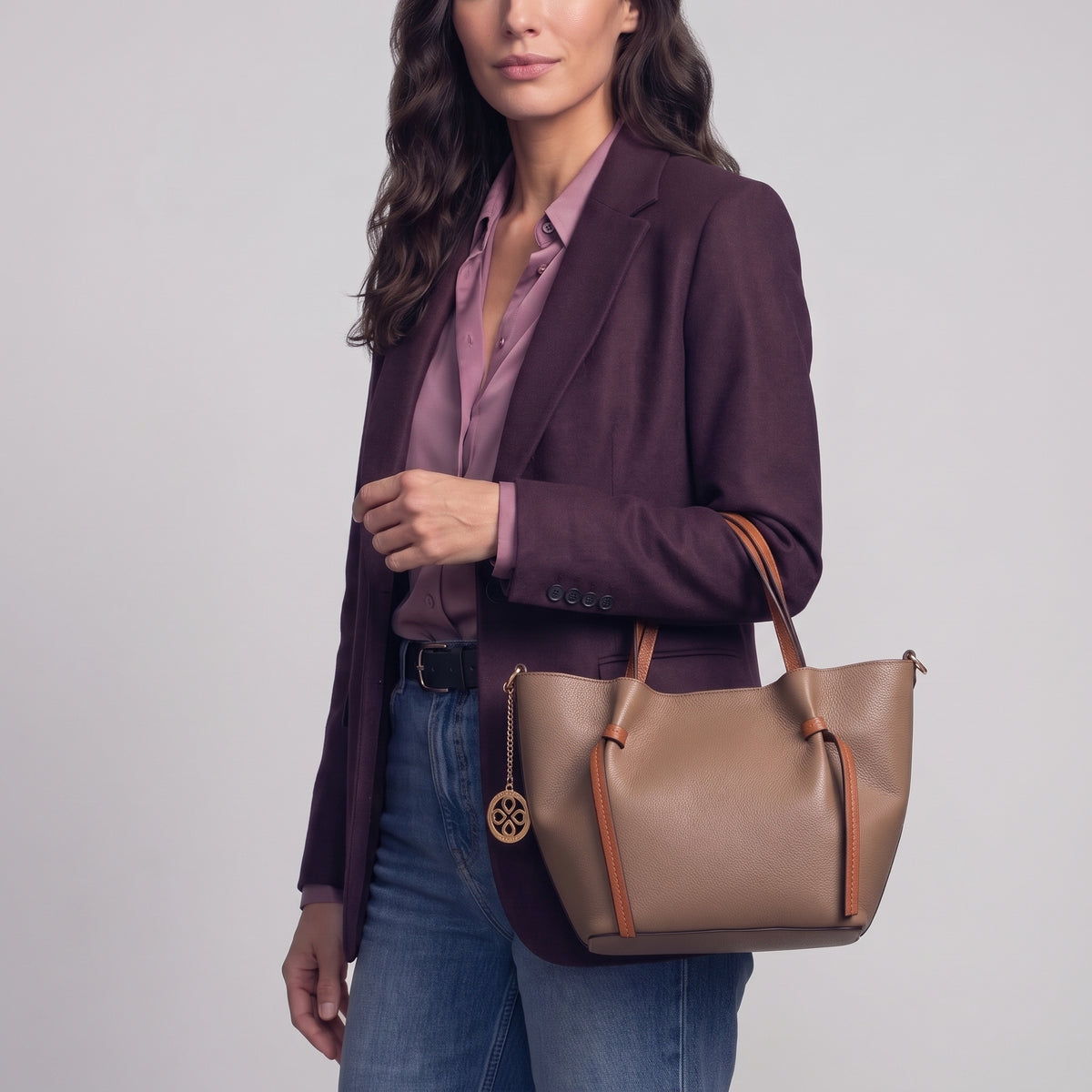 Bolso de mano de piel taupe y marrón con bandolera ViaVerdi, Made in Italy – línea Certaldo