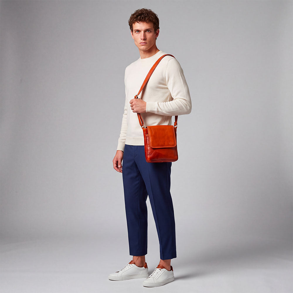 Borsello Uomo in Pelle color Cuoio con Patta VIAVERDI Made in Italy Linea Firenze