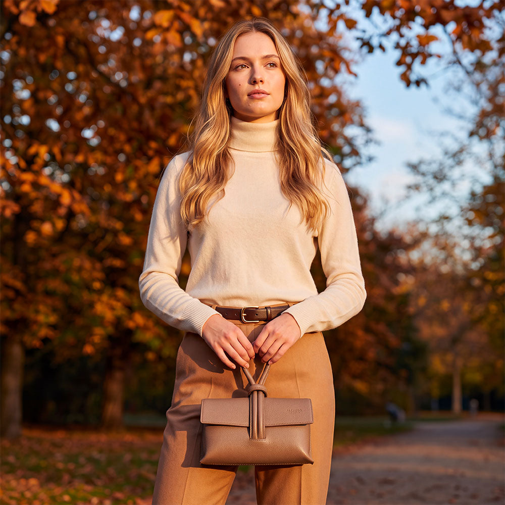 Clutch de piel taupe con bandolera ViaVerdi, Made in Italy – línea Castiglione